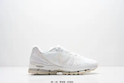 新百伦New Balance最新系列18907运动鞋子,有赛博朋克那味儿了!今年的 New Balance 新鞋型来了!Action Bronson x New Balance 1890 “Cyborg Tears”,由品牌携手高人气多栖艺术家 Action Bronson 带来联名呈现.以「赛博格之泪」为主题,整体气质明显更偏未来科幻路线,既有浓郁的概念表达,同时也保留了 New Balance 一贯擅长的复古运动底色,属于那种一眼就能记住的联名鞋款.鞋型亮点之一,便是分段式中底结构的运用,层次切割清晰,让原本偏复古的跑鞋轮廓多了几分机能与速度感,也进一步强化了 1890 这次想要表达的「复古与未来并存」的设定.细节方面,「Cyborg Tears」在鞋面融入水滴造型的呈现方式,直击主题之余,也让整双鞋的视觉效果更有「赛博朋克」氛围:既怪诞又精致,存在感拉满. 货号:U18909WH 含半码 编码: 101834